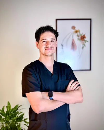 Dr. Brandon Mena, fisioterapeuta en Clínica Traña Costa Rica.