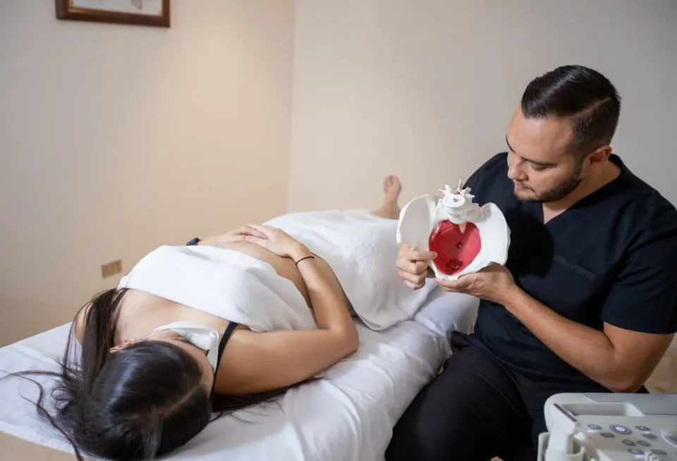 Atención fisioterapéutica en consulta: profesional y paciente en un entorno clínico, Clínica Traña.