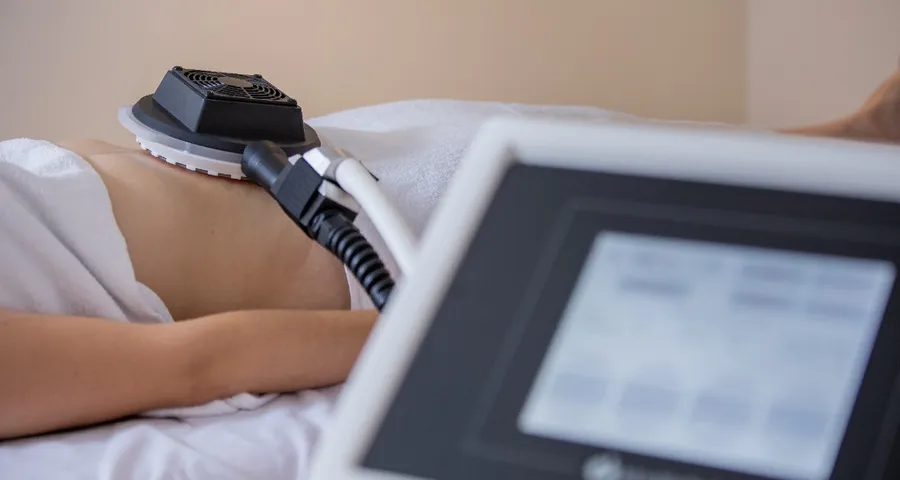 Fisioterapia ortopédica con equipamiento terapéutico en Clínica Traña.